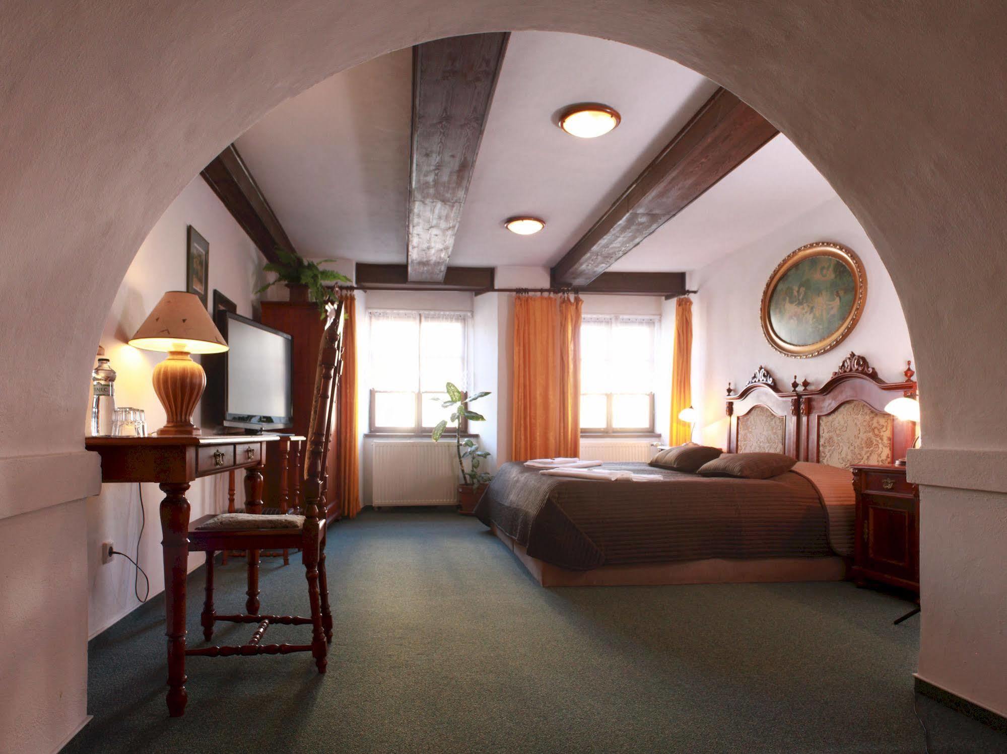 Hotel Zlaty Kohout มลาดาโบเลสลัฟ ภายนอก รูปภาพ