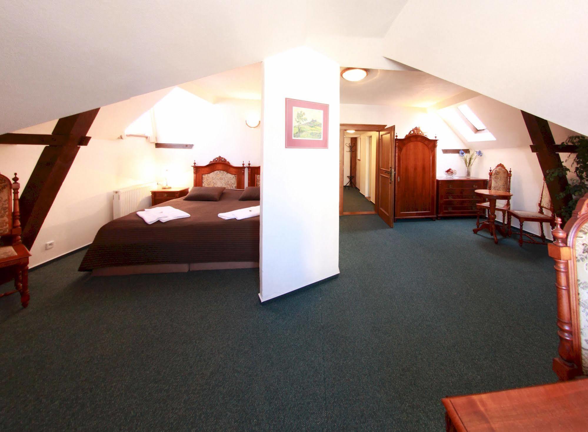 Hotel Zlaty Kohout มลาดาโบเลสลัฟ ภายนอก รูปภาพ